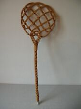 Ancienne tapette à tapis Art Déco en osier rotin vintage rétro de 74 cm