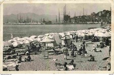 06 - Cannes - Une Plage de la Croisette - Animée - Femme en maillot de bain - CP