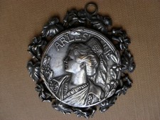 arlésienne pendentif argenté signé Armand Bargas