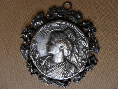 Arlésienne pendentif argenté - arlésienne,