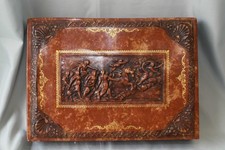 Boîte en carton bouilli décor personnages gaufré