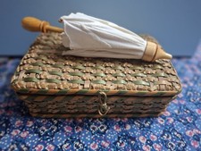Lot Accessoire Poupée Porcelaine /0mbrelle,dans Coffret Rotin,plus Autres Objets
