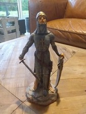 Figurine en pied templier en composition polychrome et argenté avec hallebarde