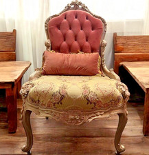 Une paire de fauteuils Louis XV en bois d'hêtre rose capitonné avec motifs