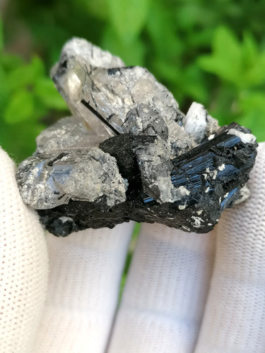 Tourmaline noire sur - noire,