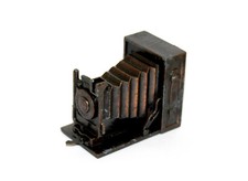 ANCIEN TAILLE CRAYON ARTICULÉ - APPAREIL PHOTO A SOUFFLET - METAL PATINÉ VINTAGE