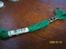 Echeveau DMC fil métallisé Spécial broderie de couleur vert. N°379