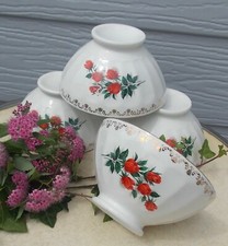 4 ANCIENS BOLS EN PORCELAINE DECOR DE ROSE ET BORD DORE