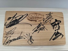 Planche en bois signée