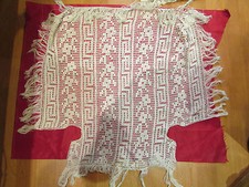 ancien dessus de meuble  broderie ajouree franges