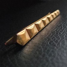 Épingle a cravate art déco motifs segments bordures chanfreinées plaqué or