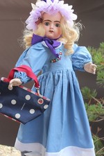 Robe de poupée avec capuche