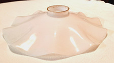 ANCIENNE OPALINE BLANCHE  SUPSENSION  EFFETS  VAGUES