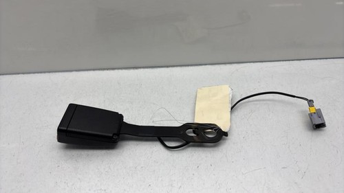 Attache ceinture avant droit