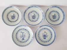 Lot de 5 assiettes en porcelaine de Chine, peint main, signature diverses.