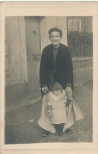 Photo-carte femme âgée avec enfant cape vintage vêtements mode bonnet woman 