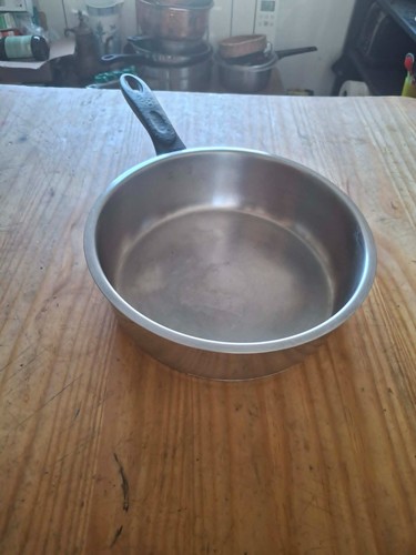 Poêle sauter sauteuse - à,