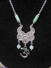 Collier bouddhique mantra OM, bijoux aventurine, bijoux tibétains vert jade