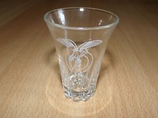 Verre shooter main avec faucon