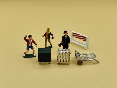 Lot divers personnages - x7,