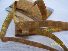 Ancien ruban en soie de couleur ocre jaune. Décor petites fleurs. N°136