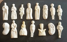 Collection de 15 Fèves Anciennes en Plastique - Personnages, Bébé, Prince, Etc..