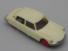 Voiture Citroën DS 19 crème