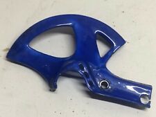 UN CACHE DISQUE DE FREIN AVANT