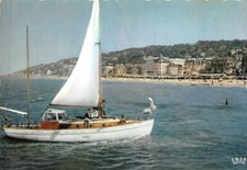 Trouville - Reine Des Plages - Voilier En Mer Et Les Villas
