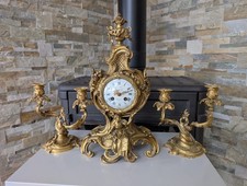 Garniture de cheminée en bronze doré pendule & candélabres / Style Louis XV XIXe