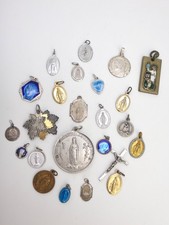 lot de médailles religieuses