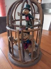 pinocchio en bois Dans Une Cage