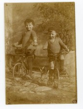 PHOTO  SNAPSHOT, 2 Garçons béret vélo ancien tricycle culotte courte