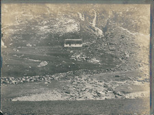 France, Pyrénées, Cabane près d'un ruisseau dans les montagnes, ca.1920, vi