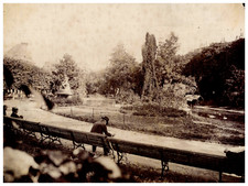 France, Paris, Parc Monceau, Promeneurs dans le Parc vintage albumen print Tir