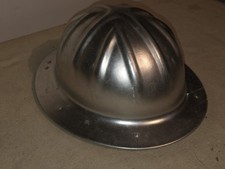 Casque de mineur vintage en aluminium Siebe Gorman, Chessington, Surrey - Vraie