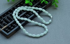 Très joli Collier en Perle de Jade Blanc L44cm