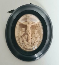 Ancien reliquaire Crucifixion 19ème en plâtre cadre bois noirci Napoléon 3