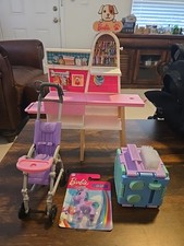 Beaucoup De 4 Assortiment Barbie Babysitter Poupée Meubles + Roulant Bébé