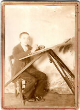 enfant & compas sur planchette