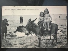 CPA  FILLETTES A DOS D'ANE LES SABLES D'OLONNE LES PLAISIRS DE LA PLAGE 1909