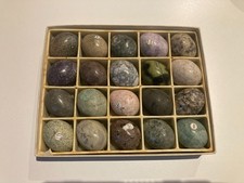 Collection vintage de 20 œufs en pierre naturelle en coffret