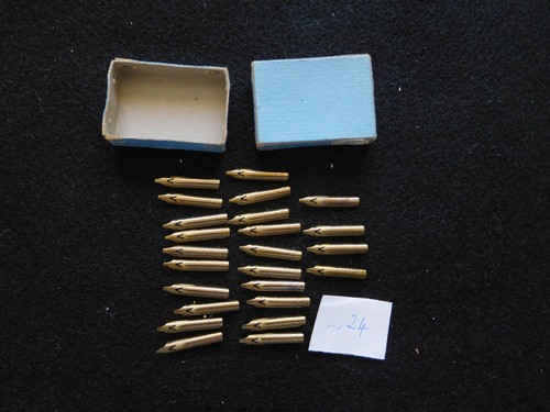 Plumes neuves de - (24),