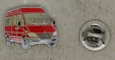 PIN'S FOURGON VAN MINIBUS MERCEDES-BENZ SPRINTER en métal peint rouge et doré