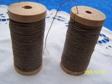 Ancienne bobine en bois de fil métallique souple couleur bronze. XIXème. Réf 640