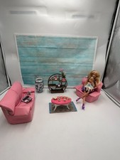 Barbie et Shelly "Moment à la maison dans le salon