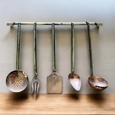 Ensemble couverts service ancien cuivre et laiton avec support. 