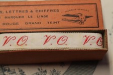 Initiales /  Monogrammes Brodés Sur Ruban - Rouge - Textile Ancien   V O