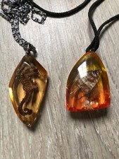 Lot 2 pendentifs curiosité Poisson Hippocampe Résine 70s Vintage