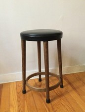 TABOURET CLASSIQUE  en BOIS / SKAI NOIR années 50 VINTAGE DESIGN BAUMANN 1950